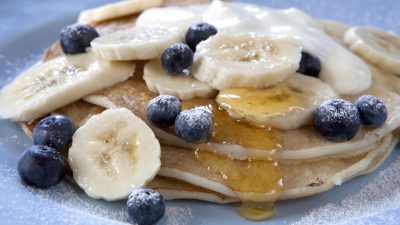 Банановые блины с черникой к завтраку