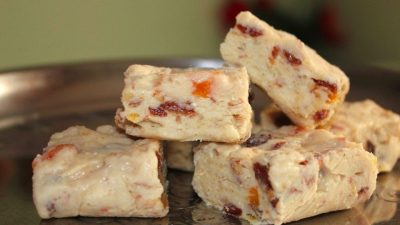 Банановые бурфи с миндалем, курагой и изюмом