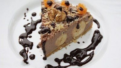 Банановый десерт на основе из печенья
