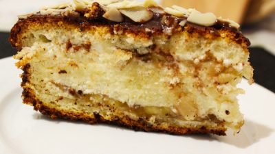 Банановый торт со сливочным кремом и орехами