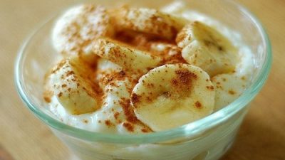 Бананы с творогом и йогуртом на десерт