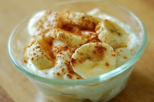 Десерт из банана и какао без выпечки: быстрый и лёгкий рецепт - Лайфхакер