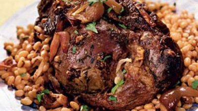 Баранья нога, запеченная в духовке с фасолью