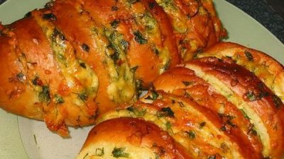 Батон с чесноком и сыром в духовке