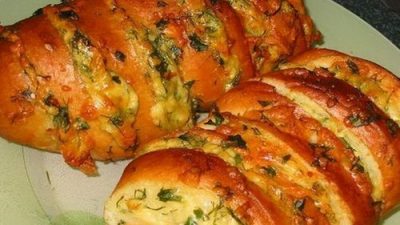 Батон, запеченный с сыром и чесноком в духовке