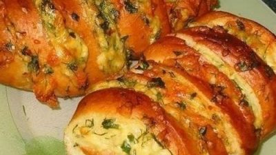 Батон, запеченный в фольге с сыром и чесноком.