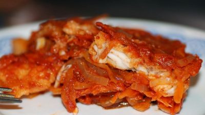 Белая рыба под овощным маринадом на сковороде