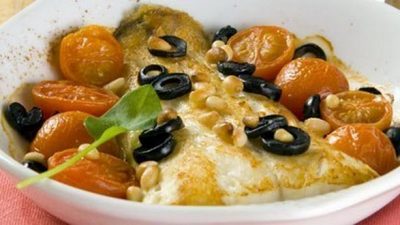 Белая рыба, запеченная с помидорами и маслинами