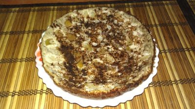 Белковая шарлотка с бананом и яблоком
