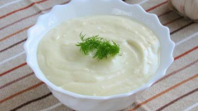 Белый холодный соус с чесноком