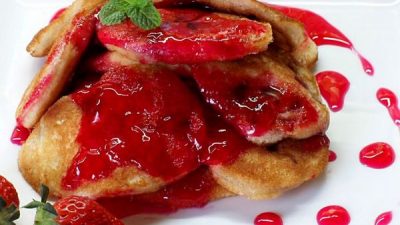 Бисквитные оладьи с ягодой