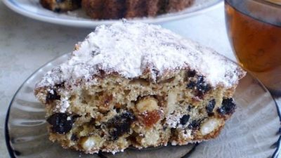 Бисквитный пирог с черносливом, орехами и курагой