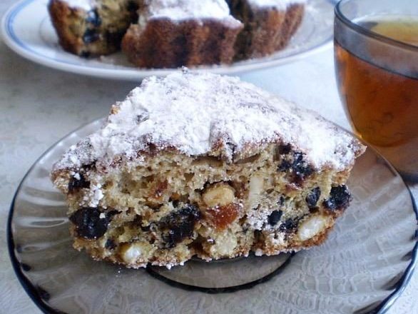 Бисквитный пирог с черносливом, орехами и курагой