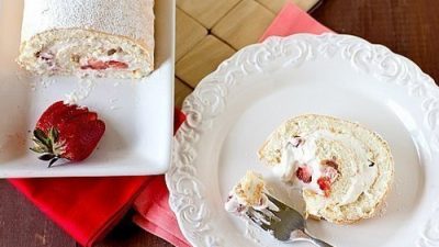 Бисквитный рулет с клубникой в сливках