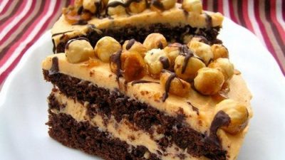 Бисквитный шоколадный торт с карамельным кремом
