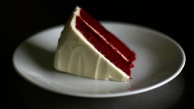 Бисквитный торт «Красный бархат» в глазури