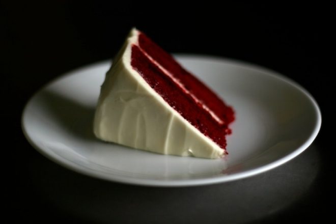Бисквитный торт «Красный бархат» в глазури