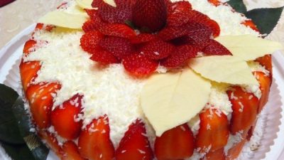 Бисквитный торт с банановым кремом и кокосом