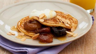 Блинчики с сухофруктами и медом