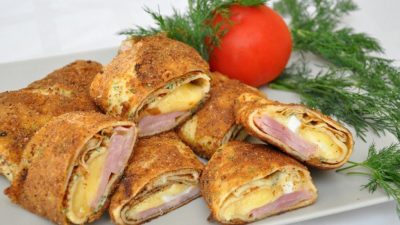 Блинчики с ветчиной, яйцом и сыром в панировке