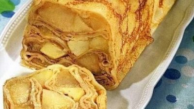 Блинный пирог с начинкой из сметаны и яблок