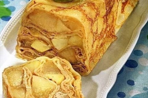 Блинный пирог с начинкой из сметаны и яблок