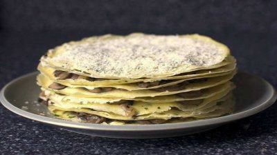 Блинный торт с грибами и моцареллой