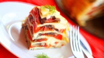 Блинный торт с грибами, сыром и помидорами