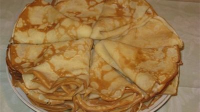 Блины на молоке с сахаром и маслом