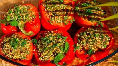 Болгарский перец и помидоры, фаршированные рисом