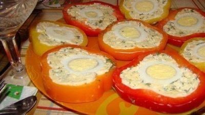 Болгарский перец с сырной начинкой и яйцом