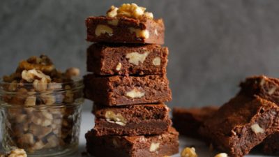 Брауни из горького шоколада с грецким орехом