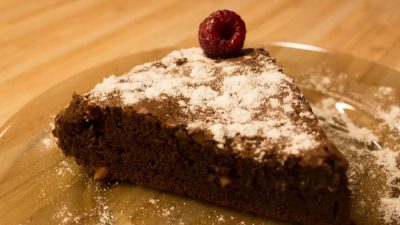 Брауни из горького шоколада с орехами