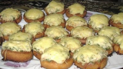 Бублики с куриным фаршем под сыром