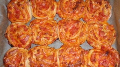 Булочки из дрожжевого теста с полукопченой колбасой