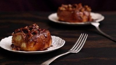 Булочки с корицей и орехами в сиропе