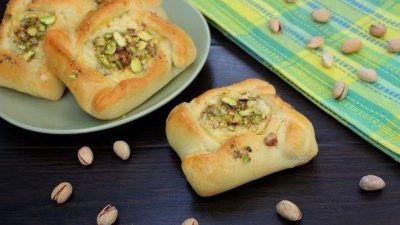 Булочки с сырной начинкой и фисташками