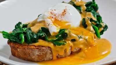 Бургер с яйцами-пашот под соусом