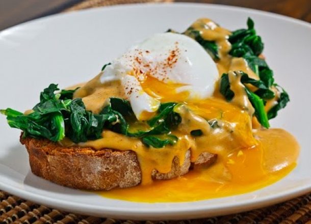 Бургер с яйцами-пашот под соусом