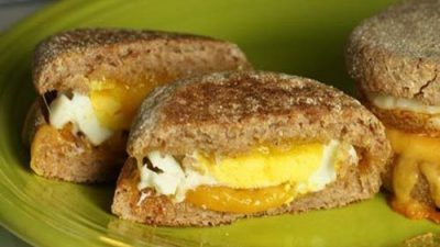 Бургеры с печеным яйцом и сыром