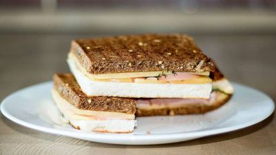 Бутерброд «Черное-белое» с сыром и колбасой