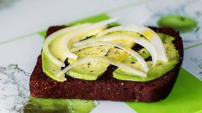 Бутерброд из черного хлеба с авокадо