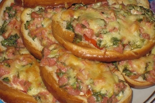 Бутерброд «Ленивая пицца» с колбасой и сыром