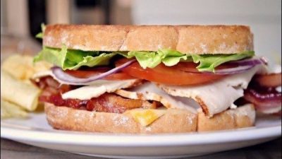 Бутерброд с беконом и мясом