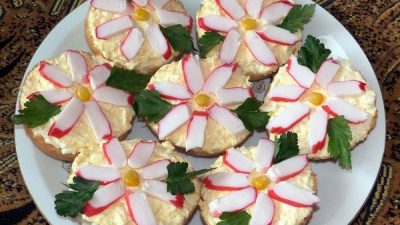 Бутерброды «Крабовые цветы» с сыром