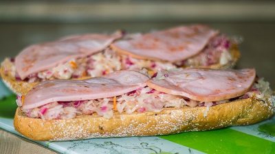 Бутерброды с квашеной капустой и колбасой
