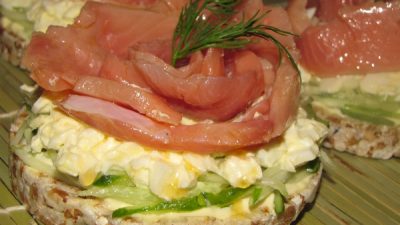 Бутерброды с огурцом и горбушей
