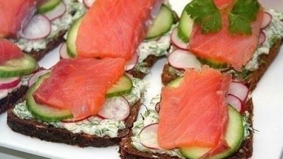 Бутерброды с семгой и редисом