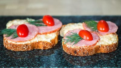 Бутерброды с сырным салатом и ветчиной