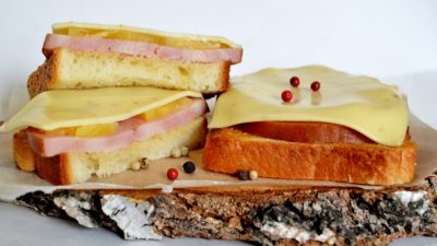 Бутерброды с ветчиной, сыром и ананасами за 5 минут